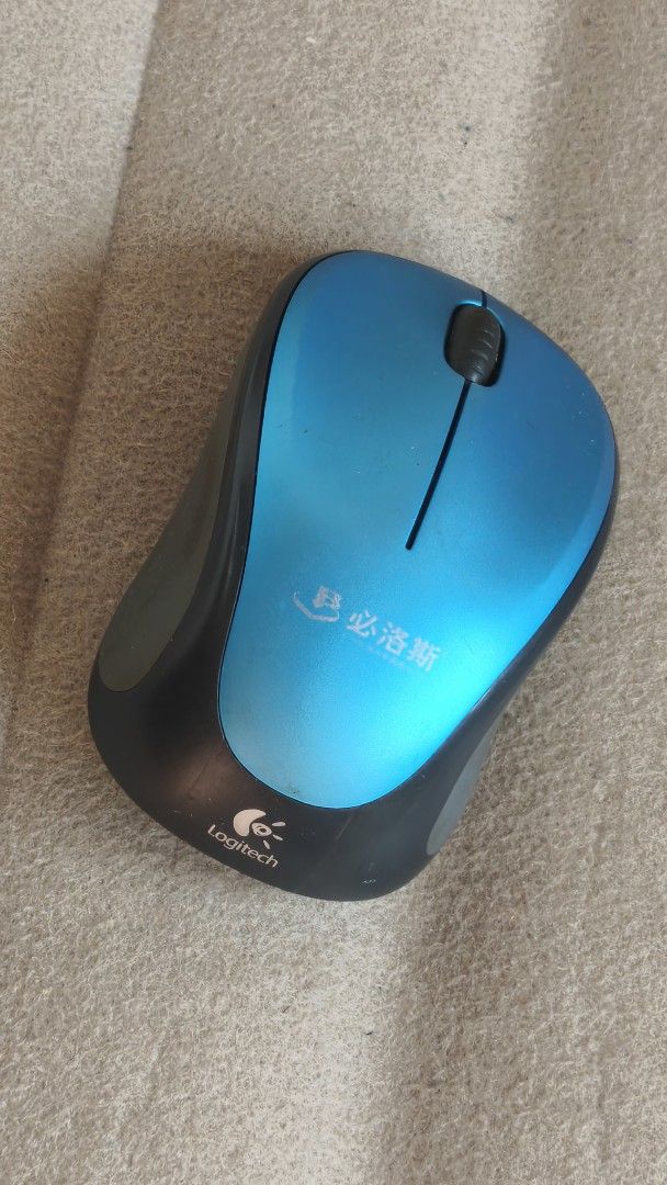 Logitech Wireless Mouse (Category: Mouse & Mousepads) located in Kuala Lumpur. Submitted by leovoyager (Listing ID 1437019164, Image 1). Description: - Logitech M185 wireless mouse - Color: Blue and Black - Includes one AA battery - Features: - Scroll wheel - Two buttons - Power on/off switch - Battery compartment cover included.