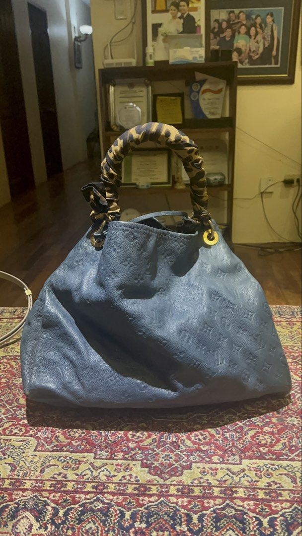 Louis Vuitton (Category: Luxury Bags & Wallets) located in Cagayan de Oro. Submitted by chandythegreat (Listing ID 1437150138, Image 1). Description: This is a Louis Vuitton Artsy MM bag in embossed navy blue Orage Monogram Empreinte leather. 100% Original super kapal no issue minimal sign of use selling it for 40k only (almost half of the orig price ang nabawas) Rfs: declutter Price is negotiable for serious buyer only! Loc: Gusa, Cagayan de Oro