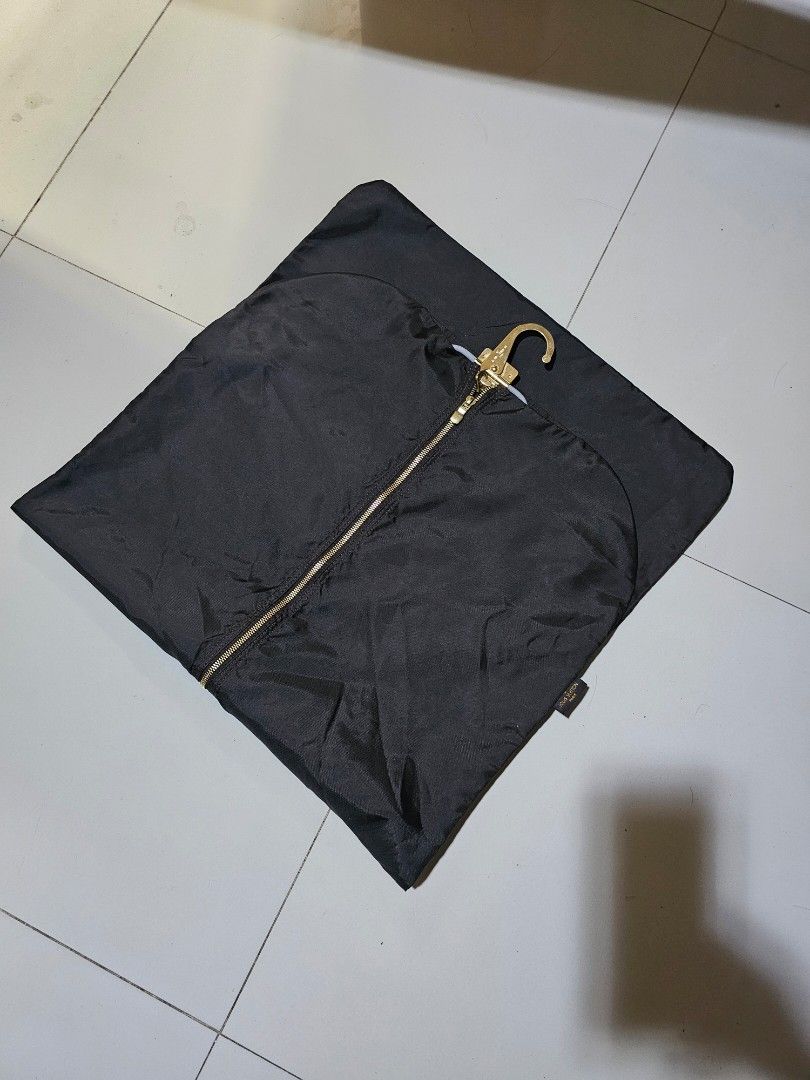 Louis vuitton Garment Bag (Category: Luxury Accessories) located in San Jose del Monte. Submitted by levanthrift (Listing ID 1437054948, Image 1). Description: no flaws good as new.
