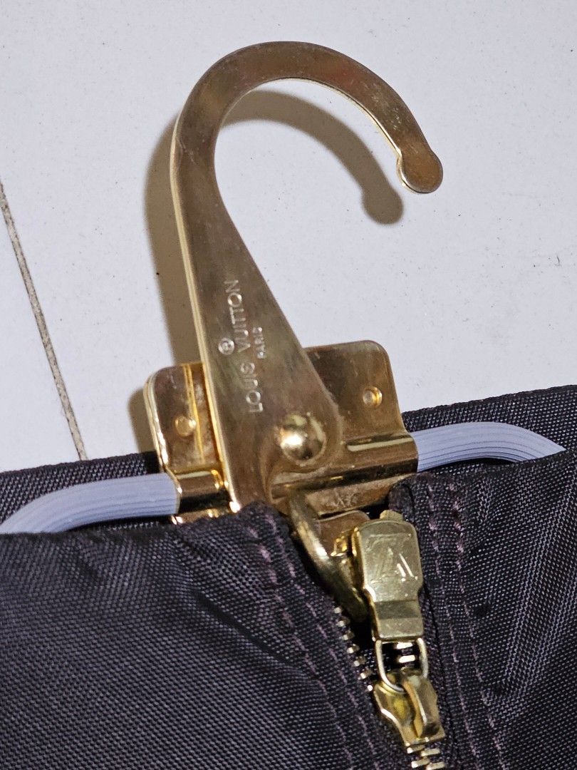 Louis vuitton Garment Bag (Category: Luxury Accessories) located in San Jose del Monte. Submitted by levanthrift (Listing ID 1437054948, Image 3). Description: no flaws good as new.