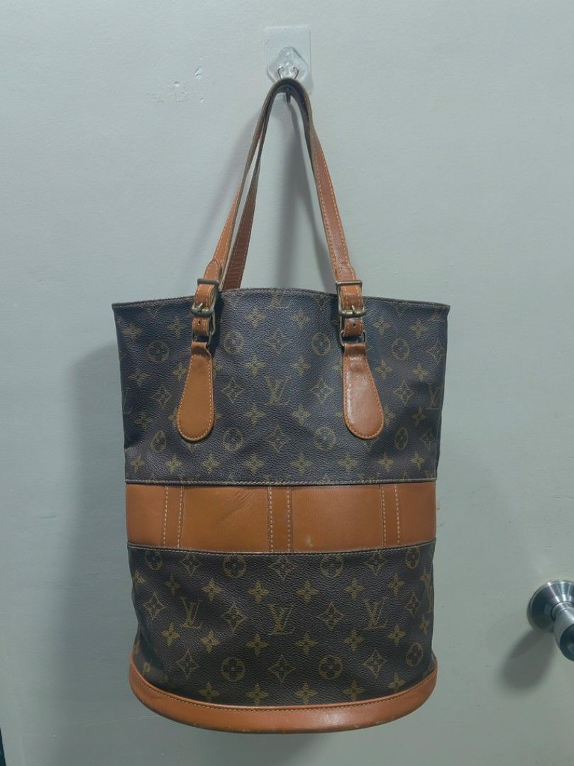 Lv vintage bucket bag authentic (Category: Luxury Bags & Wallets) located in Santa Rosa. Submitted by _ba_mo_si_ (Listing ID 1437127265, Image 1). Description: 70s-90s vibtage bucket bag Cut missing tag Guranteed authentic vintage bag Dm.