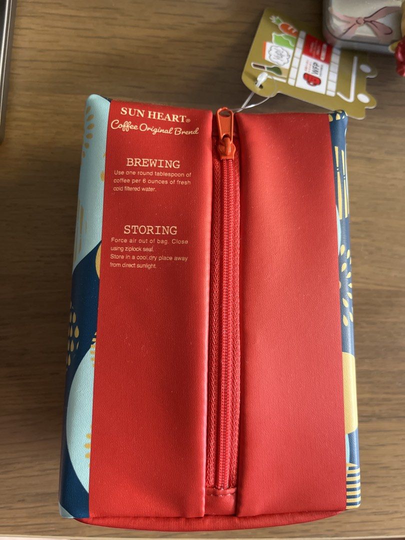 Makeup Pouch (Category: Makeup) located in Singapore. Submitted by sealia (Listing ID 1437038121, Image 2). Description: H19 x W11 x D7.