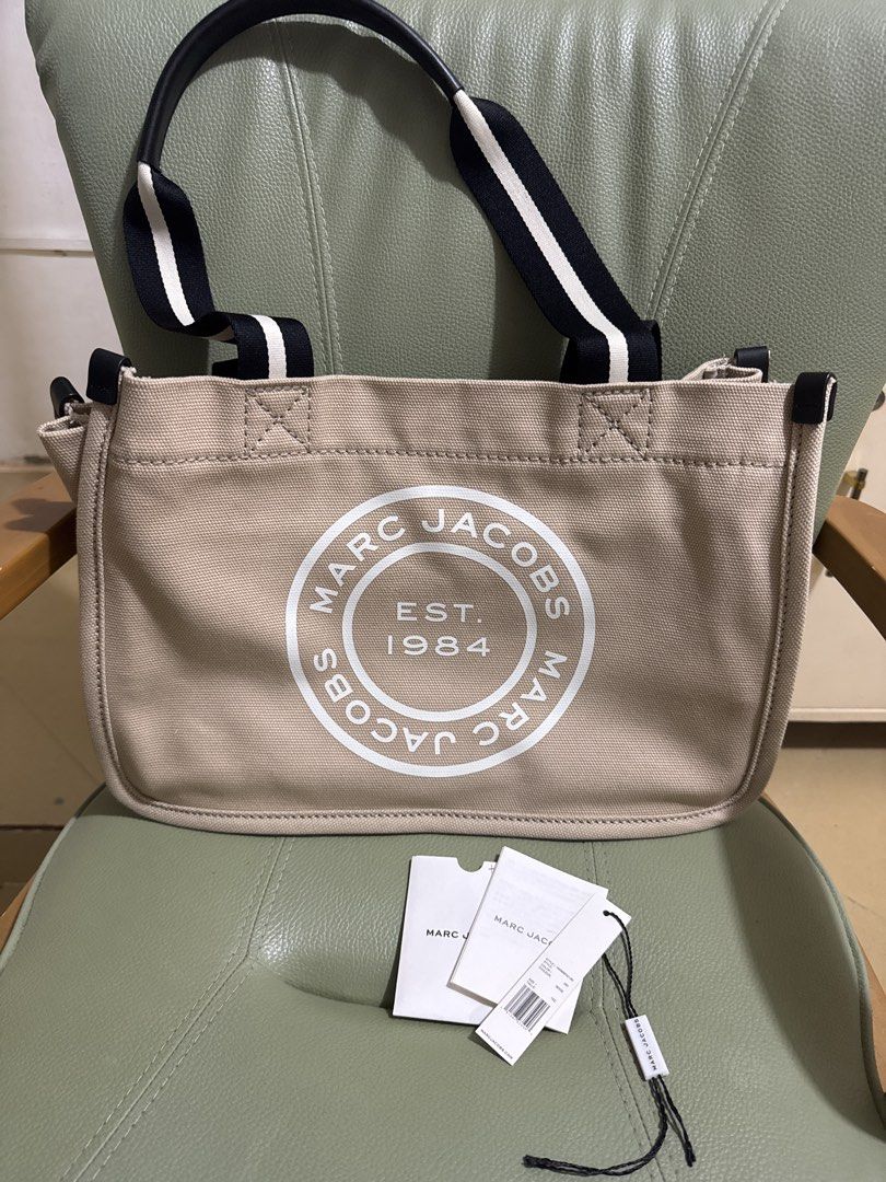 Marc Jacobs Tote Bag (Category: Tote Bags) located in Los Banos. Submitted by declutterbycee (Listing ID 1437122345, Image 1). Description: .