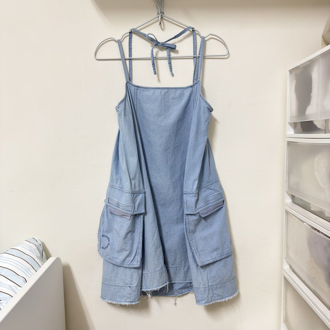 由 ouo.closet (刊登 ID 1437169274，圖片 2) 提交，位於 新北市 (New Taipei) 的 正韓🇰🇷Marin Kim牛仔短洋（愛莉莎莎同款） (類別：洋裝)，說明：✨ 斷捨離｜每天上架一樣東西 Day 58 ✨ 《 正韓🇰🇷Matin Kim牛仔短洋 》 【價格】：$2000（原價將近$4000） 【衣況】：洗2穿2 【詳細尺寸】：胸42～51、全長62.5（不含肩帶） 愛莉莎莎同款！！ 穿兩次後覺得比較適合扁身，我是寬身，故出售！！。