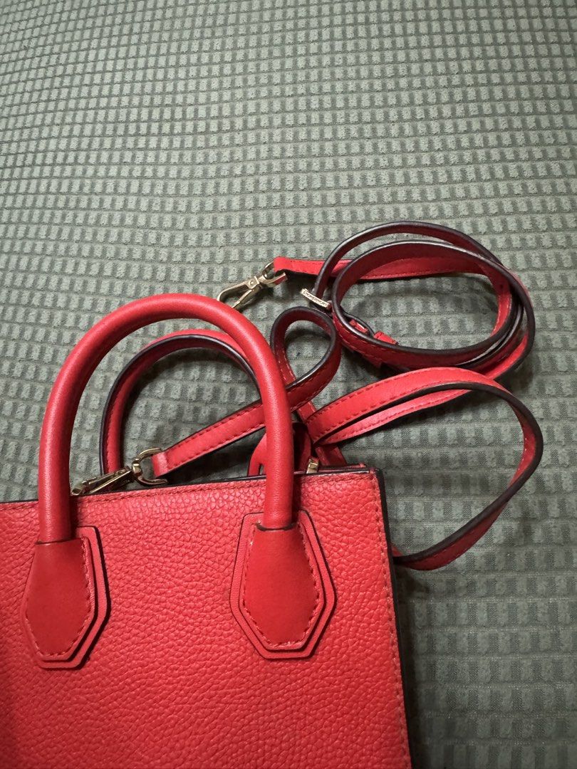 Michael Kors small Crossbody bag (Category: Luxury Bags & Wallets) located in Manila. Submitted by plusCize (Listing ID 1437166821, Image 3). Description: .