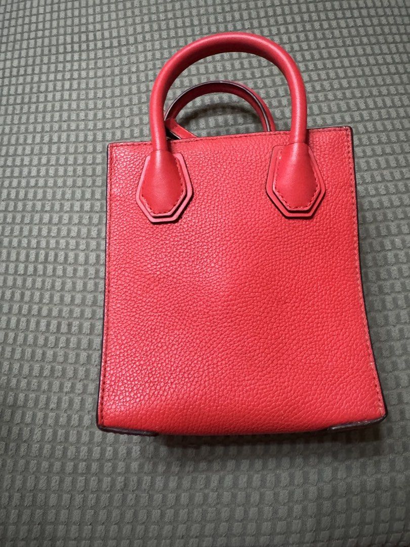 Michael Kors small Crossbody bag (Category: Luxury Bags & Wallets) located in Manila. Submitted by plusCize (Listing ID 1437166821, Image 2). Description: .