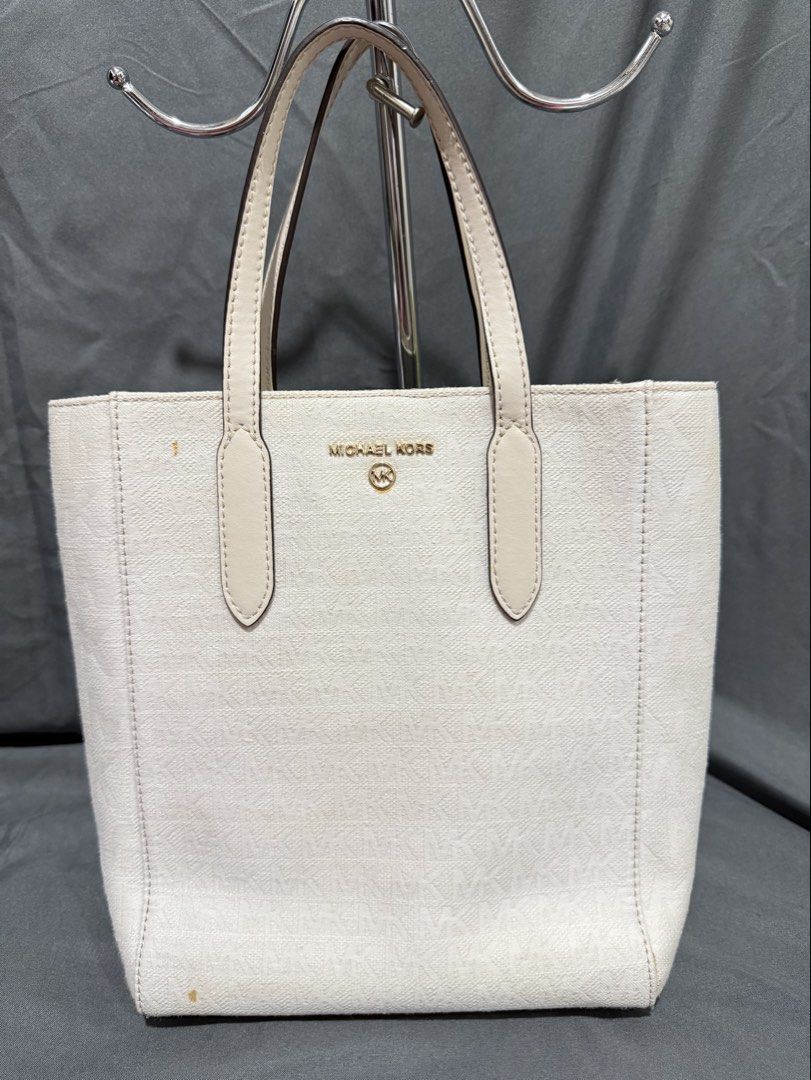 Michael Kors small tote bag (Category: Luxury Bags & Wallets) located in Dagupan City. Submitted by handpickedcollection_ (Listing ID 1426688468, Image 1). Description: Michael kors small tote bag ☑️Authentic ☑️with minimal signs of use. Pls see pics ☺️ ☑️No sling ☑️preloved from Japan box.