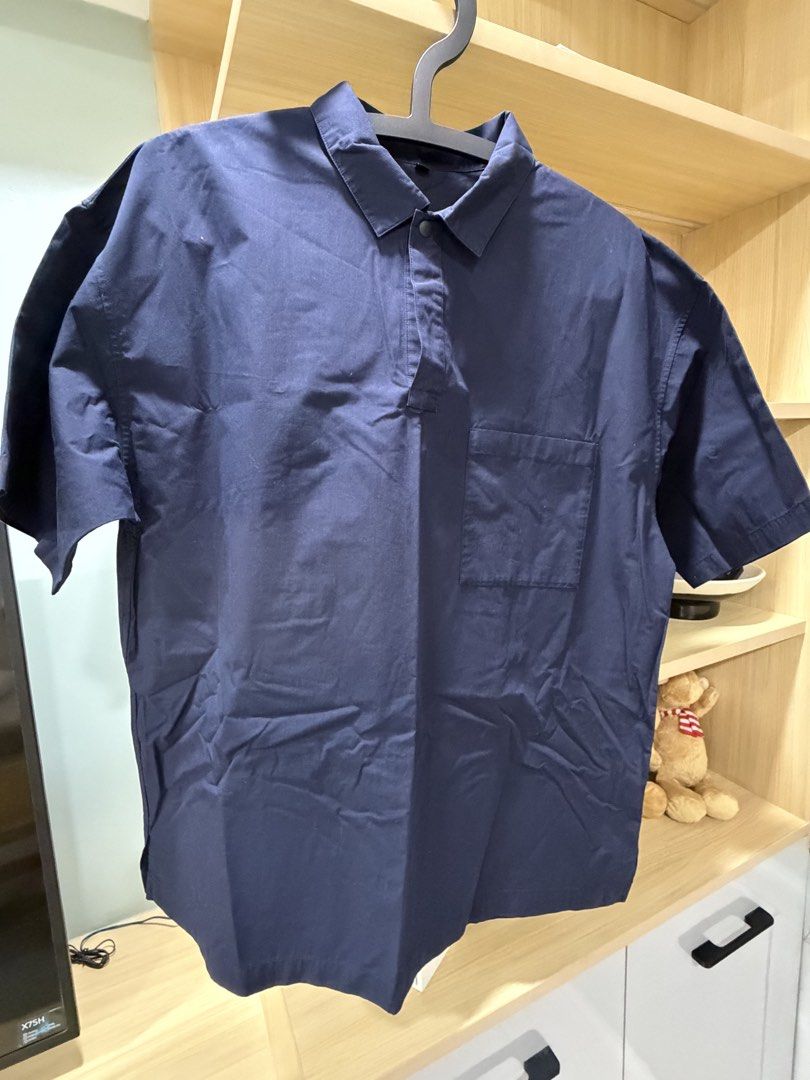 Navy Blue Short Sleeve Shirt - Size M (Category: Tshirts & Polo Shirts ) located in Mandaluyong City. Submitted by jpc0708 (Listing ID 1437132807, Image 1). Description: - Navy blue short sleeve shirt - Size: M - Features: - Single chest pocket - Button-up collar - Measurements: - Length: 27 inches - Width: 24 inches.
