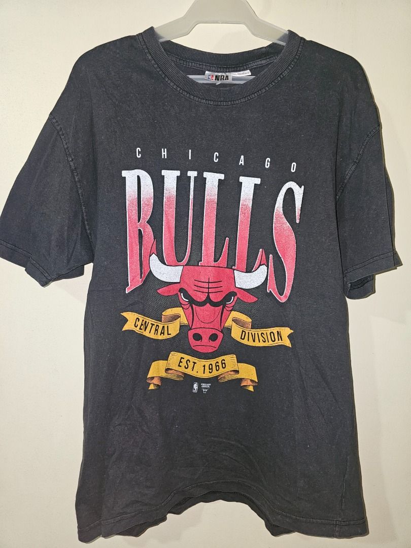 NBA Chicago Bulls Oversized T-shirt (Category: Tshirts & Polo Shirts ) located in Pasig City. Submitted by cosmicdeer_01 (Listing ID 1437138759, Image 1). Description: W: 21 in L: 29 in Vintage Chicago Bulls T-shirt. Dark fabric, crew neck, short sleeves. Meetups: SM Marikina, Ayala Malls Feliz, Gateway Cubao, SM Megamall.