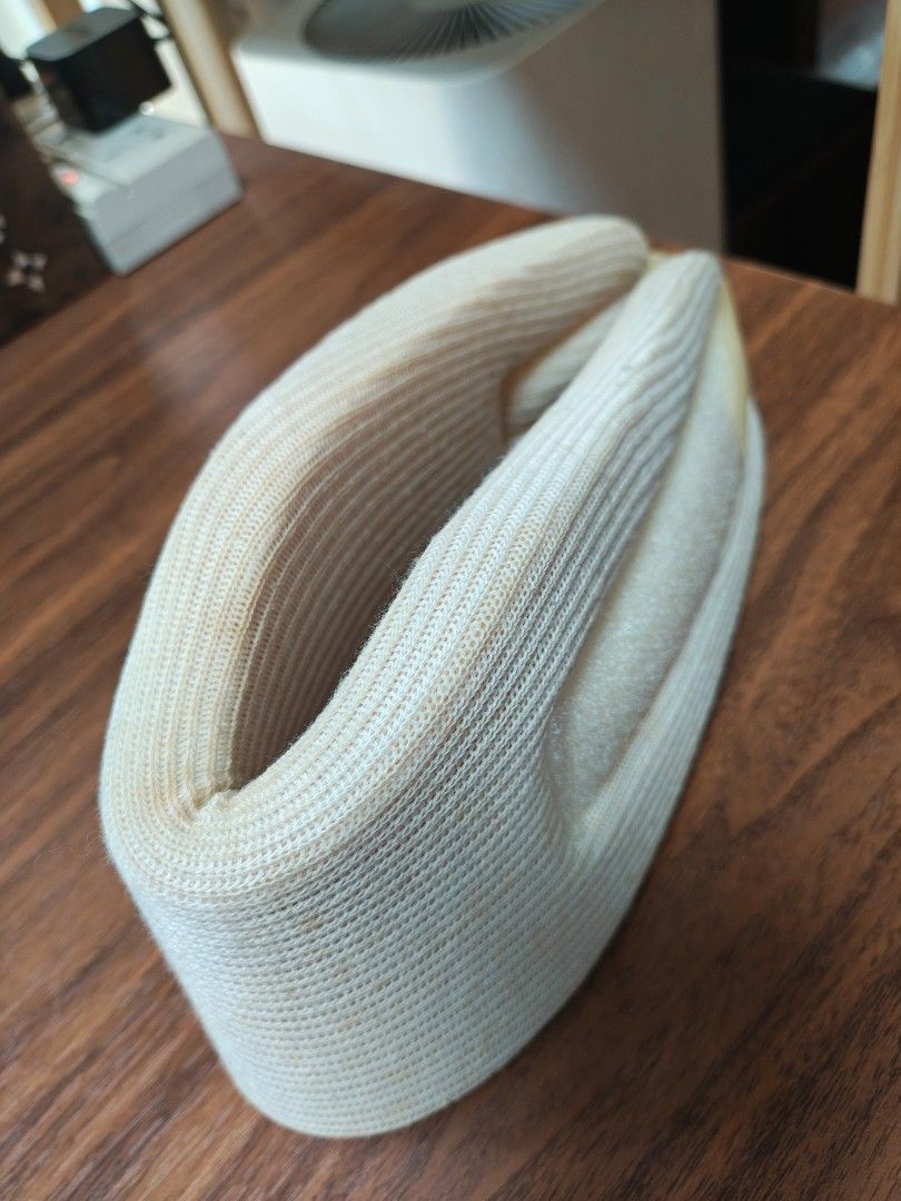 Neck Support soft medium (Category: Braces, Support & Protection) located in Manila. Submitted by teng_d (Listing ID 1437080760, Image 1). Description: - LP Support neck support - Off-white ribbed fabric - Made by La Pointique Intl Ltd, USA - Curved shape for neck support.