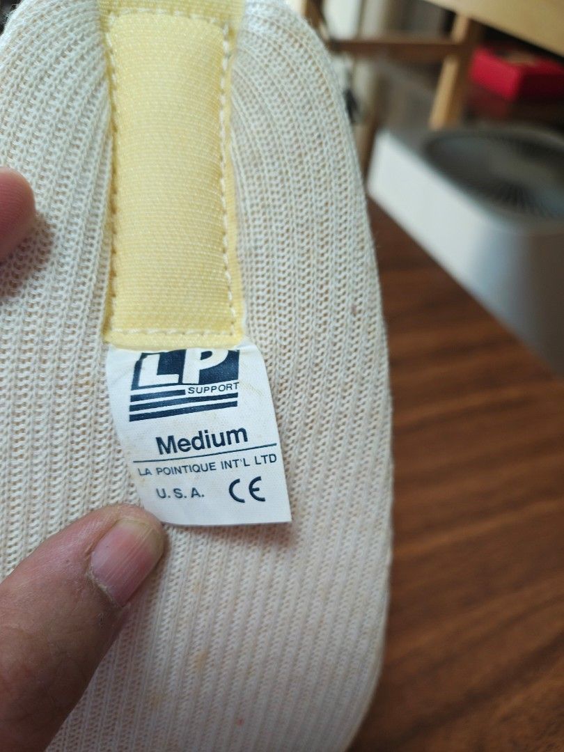 Neck Support soft medium (Category: Braces, Support & Protection) located in Manila. Submitted by teng_d (Listing ID 1437080760, Image 2). Description: - LP Support neck support - Off-white ribbed fabric - Made by La Pointique Intl Ltd, USA - Curved shape for neck support.