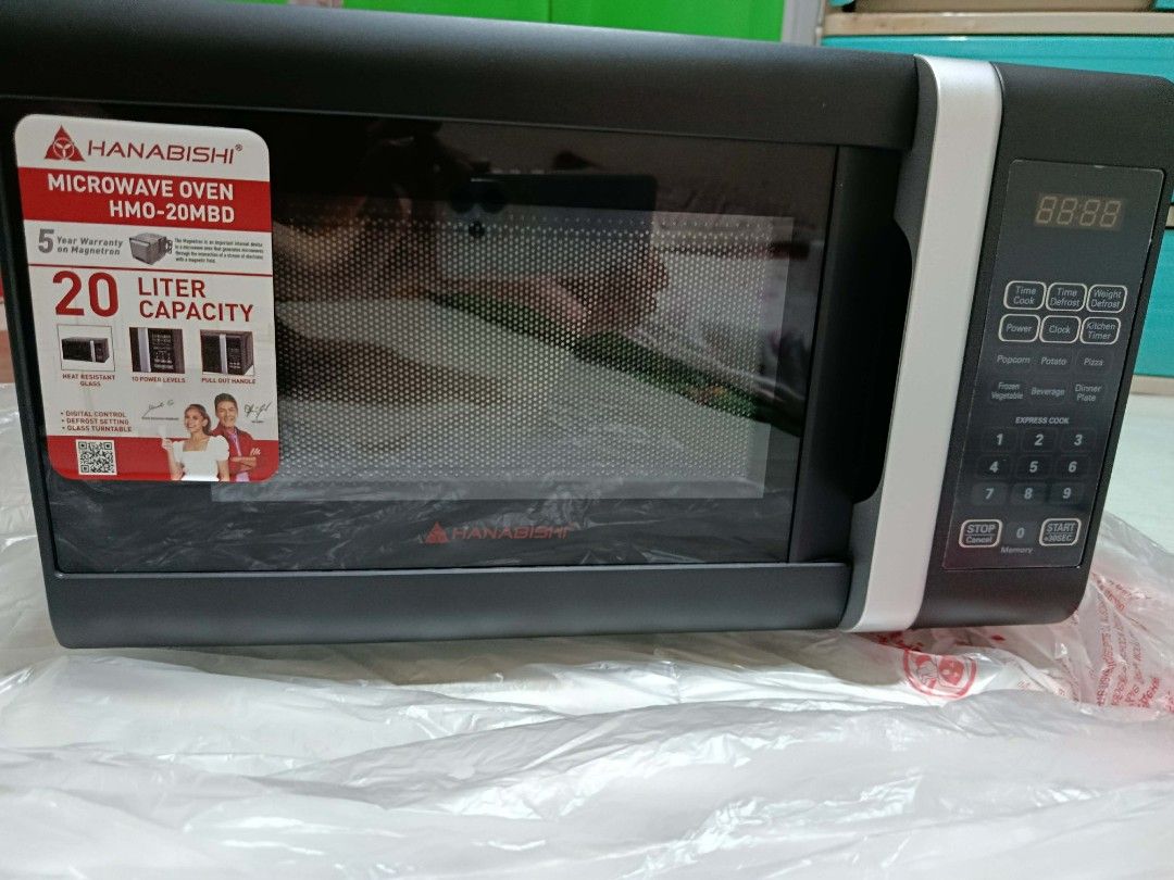 [NEW] Hanabishi Microwave Oven (Category: Ovens & Toasters) located in Malabon City. Submitted by becheesa (Listing ID 1437143917, Image 3). Description: RFS: Selling this to help with tuition fee. 20L Digital Microwave (Black) Price: ₱4,000 (Fixed price, ₱5,300 in stores) Quick Specs: 20 Liters capacity 10 Power levels Defrost setting Glass turntable (complete) Pull-out handle (heavy duty) Color: Black (very sleek/clean) Condition is NEW, never 