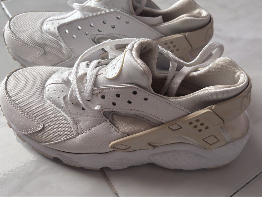 Nike Air Huarache (Category: Sneakers) located in Taguig. Submitted by grzest (Listing ID 1437046369, Image 1). Description: With visible yellowish parts Size UK 5 Negotiable.