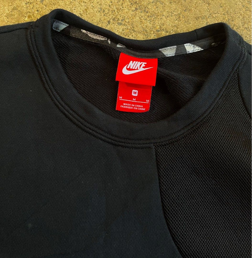 NIKE AIR HYPERMESH CREW NECK SWEATSHIRT (Category: Coats, Jackets and Outerwear) located in Cebu City. Submitted by pick2zeroo (Listing ID 1437129352, Image 3). Description: NIKE AIR HYPERMESH Meduim Dimes: 21x27 Excellent Condition DM ME TO PURCHASE 📩.