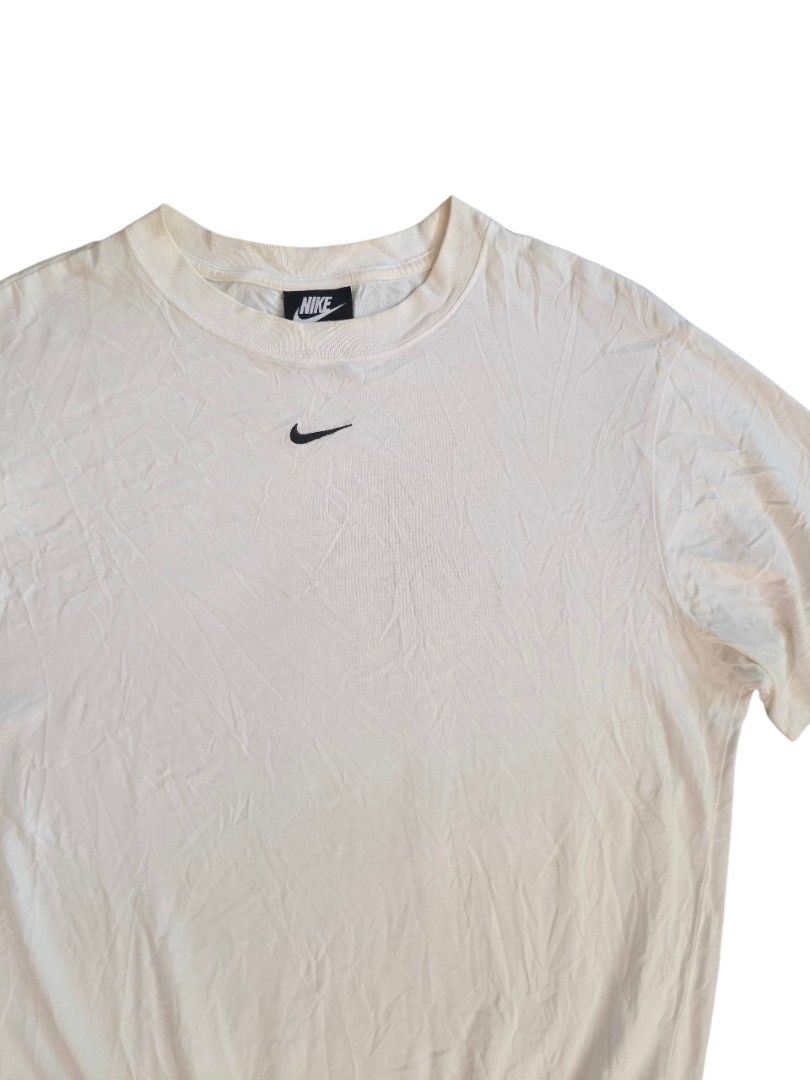 Nike Embroidered Mid Logo T-shirt (Category: Tshirts & Polo Shirts ) located in Manaoag. Submitted by TylerD_Thrifter29 (Listing ID 1437156945, Image 2). Description: - White Nike t-shirt - Mid embroidered logo - Crew neck and short sleeves - Size: M 450+SF ONLY🍴🍱.