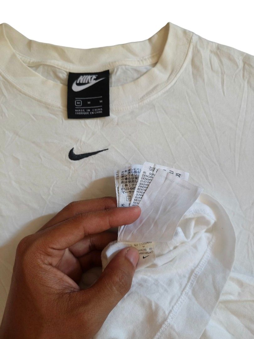 Nike Embroidered Mid Logo T-shirt (Category: Tshirts & Polo Shirts ) located in Manaoag. Submitted by TylerD_Thrifter29 (Listing ID 1437156945, Image 3). Description: - White Nike t-shirt - Mid embroidered logo - Crew neck and short sleeves - Size: M 450+SF ONLY🍴🍱.