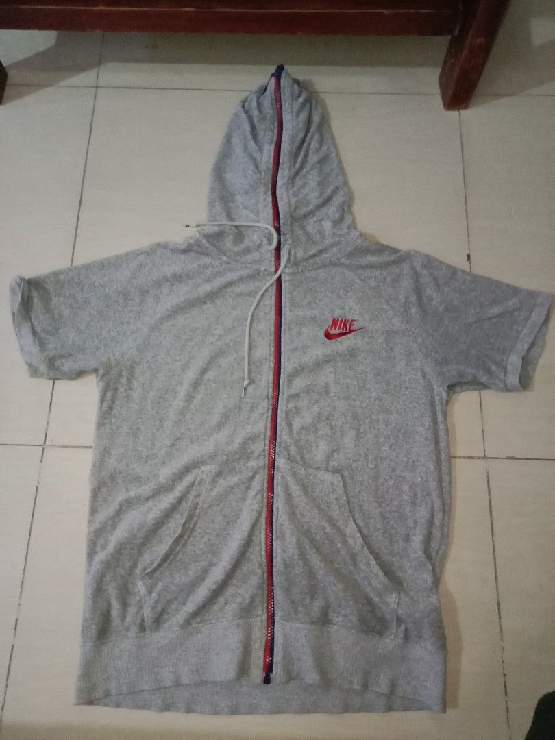 Nike short sleeve hoodies (Category: Hoodies) located in Cavite. Submitted by kabiteboy (Listing ID 1437130292, Image 2). Description: nike short Sleeve hoodies velour type size medium.