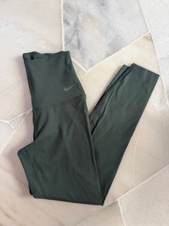 (Category: ) located in . Submitted by ccclearwardrobe (Listing ID 1437116920, Image 1). Description: .