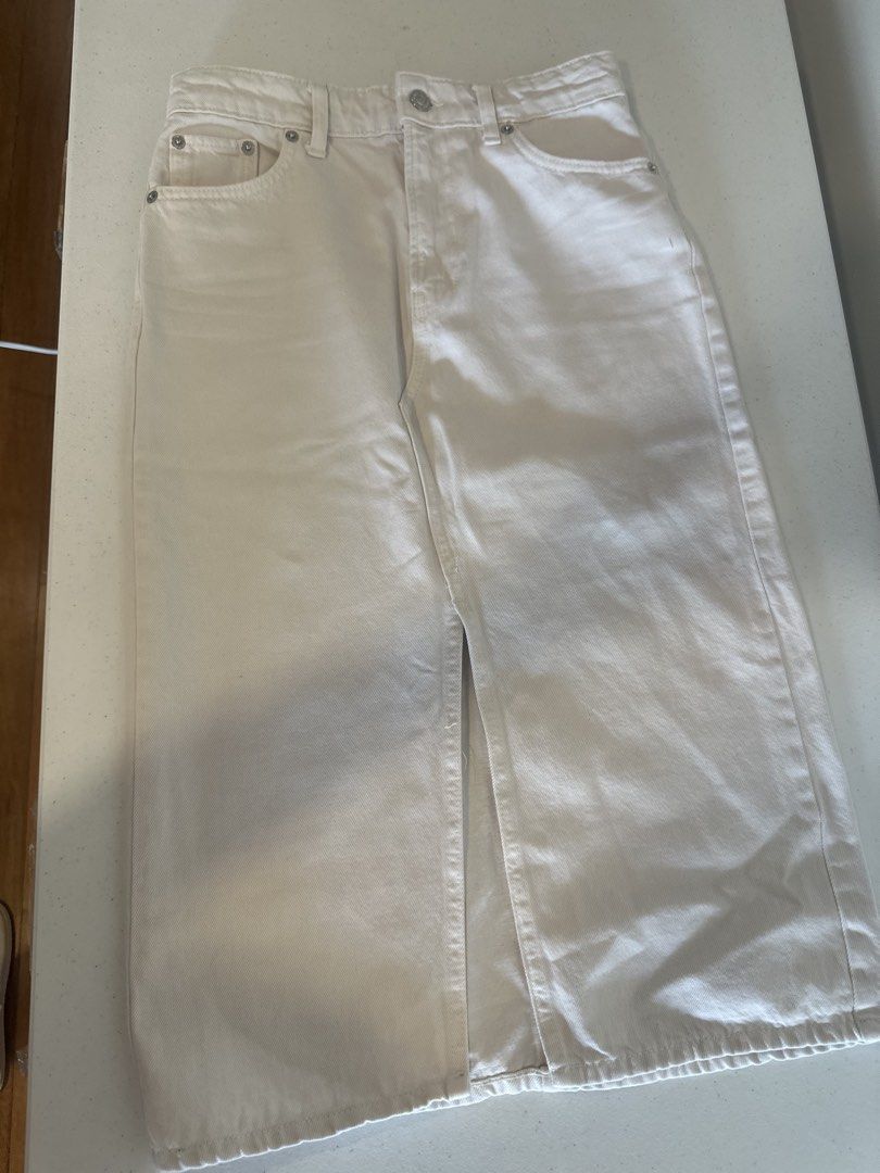 Only worn once White Denim Slit Skirt (Category: Skirts) located in Makati City. Submitted by agm_2026 (Listing ID 1437023072, Image 1). Description: - White denim midi skirt - Front slit detail - Button and zipper closure - Front and back pockets - Straight cut - Versatile for different outfits.
