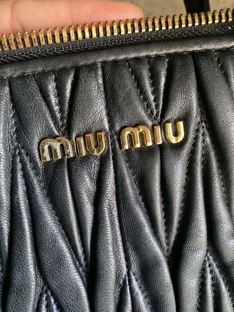 Orig. Miumiu (Category: Luxury Bags & Wallets) located in Tagum. Submitted by janmarion049706 (Listing ID 1437043579, Image 2). Description: with flaws ,may rubs at cracks sa rubber coating bawal sa maselan matibay pa nman.