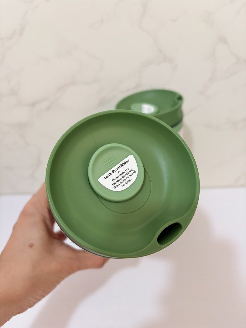 Owala Smoothsip Slider 20oz North Pole (Category: Coffee & Tea Tableware) located in Pasig City. Submitted by imogen.hub (Listing ID 1437045692, Image 3). Description: Owala Smoothsip Slider 20oz North Pole Limited Holiday collection 2025 20oz On hand ready for SDD Loc Ortigas, Pasig.