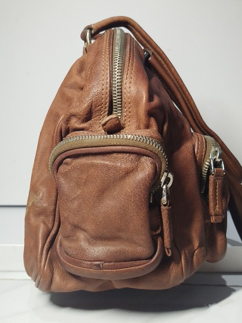 Pre-loved PRADA Brown Leather Boston Bag (Category: Luxury Bags & Wallets) located in Caloocan City. Submitted by maxine.03 (Listing ID 1437133926, Image 3). Description: Price is negotiable for sure buyer! In very good condition, barely used. Send me a message for more details. MOP: Gcash or Online Banking MOD: LBC.