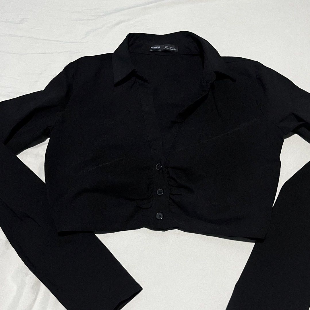 Pull&Bear Black Cropped Blouse (Category: Blouses) located in Santa Rosa. Submitted by micstuff (Listing ID 1437185722, Image 1). Description: - Pull&Bear cropped blouse - Color: Black - Size: M/EUR M/MEX 28 - Features: Long sleeves, button-down front, collared neckline.