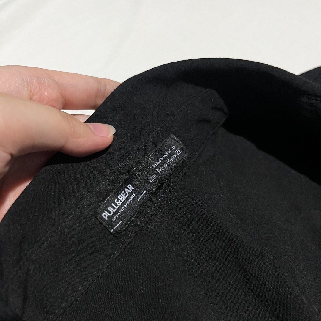 Pull&Bear Black Cropped Blouse (Category: Blouses) located in Santa Rosa. Submitted by micstuff (Listing ID 1437185722, Image 2). Description: - Pull&Bear cropped blouse - Color: Black - Size: M/EUR M/MEX 28 - Features: Long sleeves, button-down front, collared neckline.
