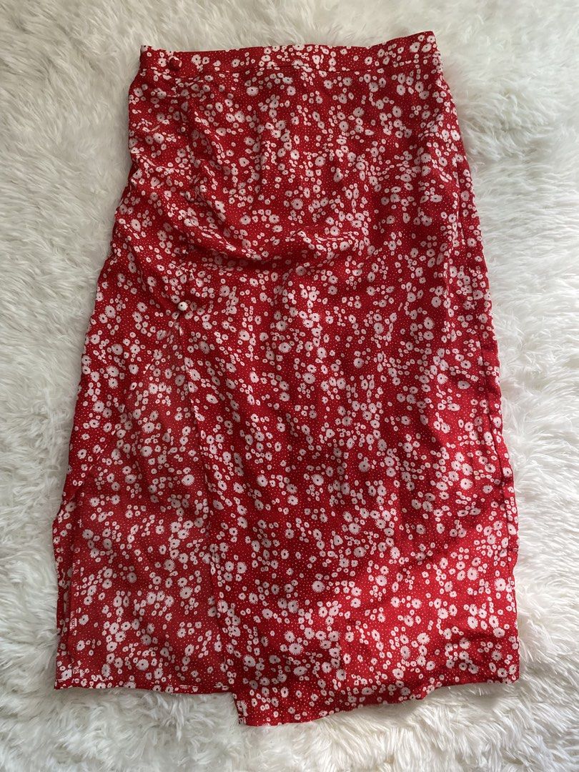 Red Floral Midi Skirt (Category: Skirts) located in Makati City. Submitted by valerie.as (Listing ID 1437104777, Image 1). Description: - waist: 28-29 inches - length: 29 inches - Red midi skirt - White floral pattern - Side slit detail - Button accents - Lightweight fabric.