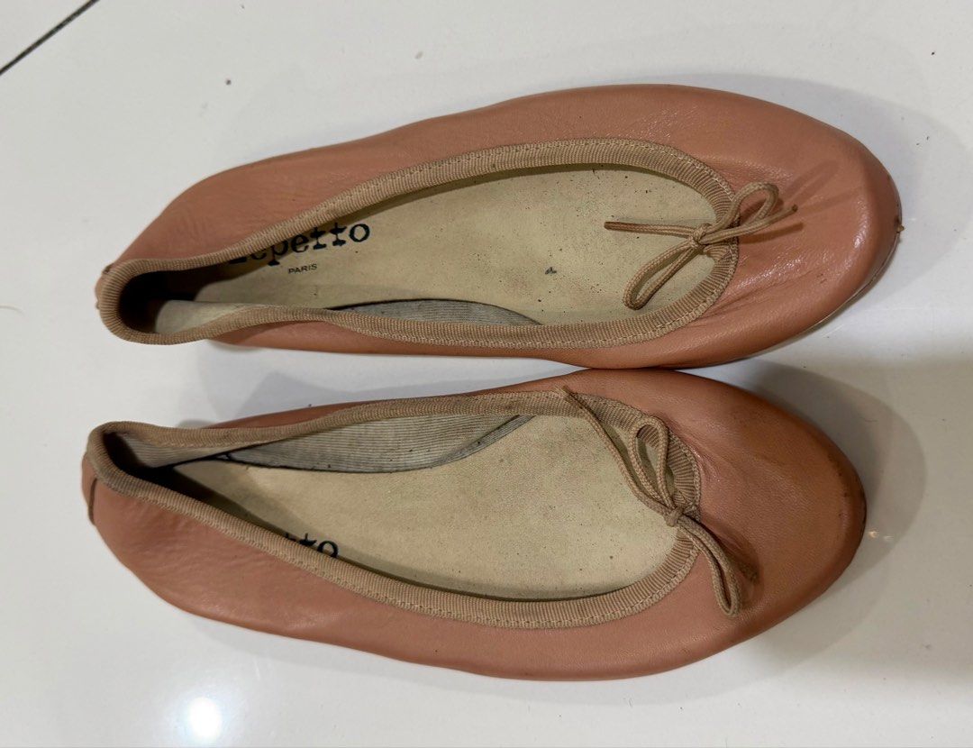 Repetto size 37 (Category: Flats & Sandals) located in Quezon City. Submitted by thessavee (Listing ID 1437130059, Image 2). Description: - Repetto Paris ballet flats - nude/beige - Bow detail on the front - Signs of wear on soles - Size indicated on sole - Leather material -just needs cleaning.