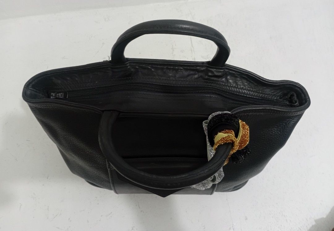 Sac a Main LONGCHAMP CUIR black Handbag (Category: Luxury Bags & Wallets) located in Navotas City. Submitted by riyuwi (Listing ID 1437149109, Image 2). Description: PreOwned Lightly Used Authentic Vintage Longchamp Cuir Black top handle bag Small -Medium Black Short Rolled handle leather strap - Top handles - Front pocket with Longchamp logo - Zippered main compartment - Decorative charm included - Clean interior Very Good Condition Very Minimal