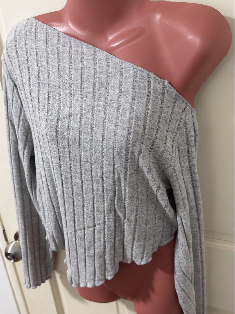 Shein Curve 1XL Off-Shoulder Top (Category: Blouses) located in Quezon City. Submitted by stormmmmi (Listing ID 1437181712, Image 2). Description: - Shein Curve off-shoulder top - Color: Gray - Size: 1XL - Features: Ribbed design, long sleeves, scalloped hem - Material: 96% polyester, 4% elastane.
