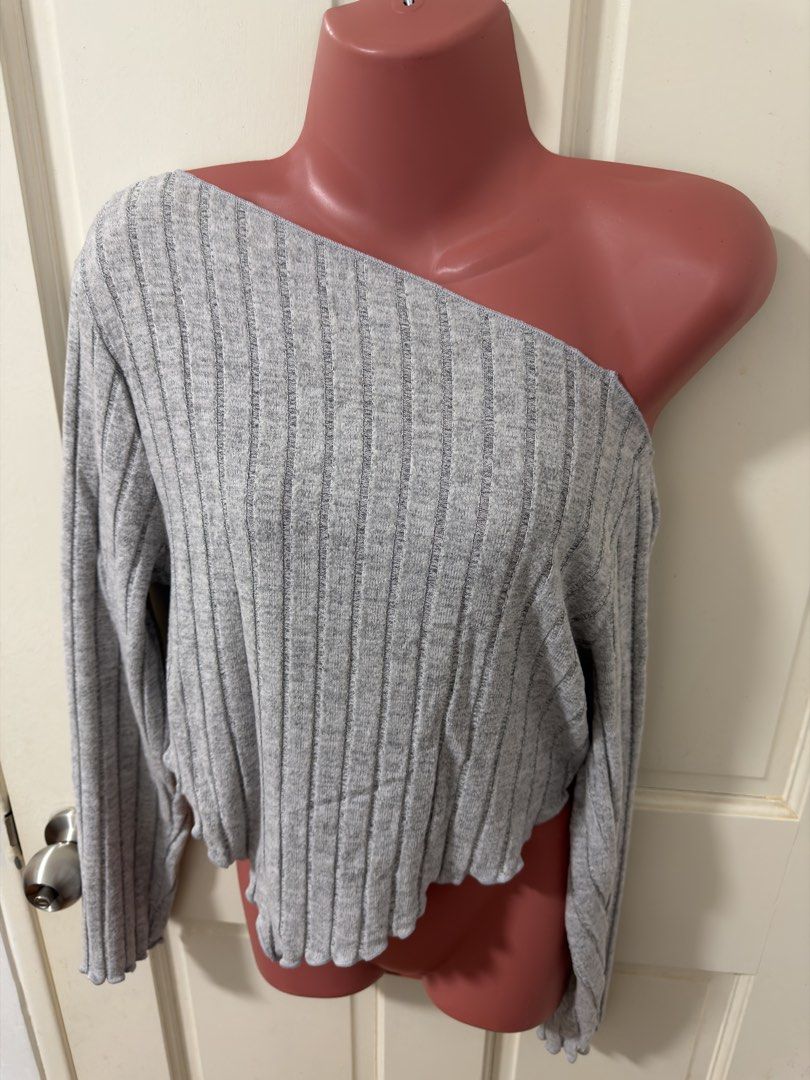Shein Curve 1XL Off-Shoulder Top (Category: Blouses) located in Quezon City. Submitted by stormmmmi (Listing ID 1437181712, Image 1). Description: - Shein Curve off-shoulder top - Color: Gray - Size: 1XL - Features: Ribbed design, long sleeves, scalloped hem - Material: 96% polyester, 4% elastane.