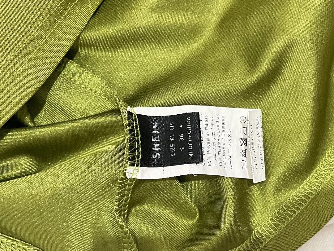 SHEIN Olive Green Tube Top (Category: Others Tops) located in Rodriguez. Submitted by mldt.core (Listing ID 1437201742, Image 3). Description: - SHEIN olive green tube top - Size: EU 36 / US 4 / S - Fitted design with a flared bottom - Features ruched detail on the side - Made of polyester and elastane - Suitable for casual and dressed-up looks.
