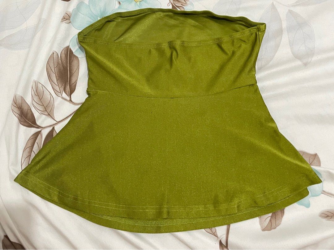 SHEIN Olive Green Tube Top (Category: Others Tops) located in Rodriguez. Submitted by mldt.core (Listing ID 1437201742, Image 2). Description: - SHEIN olive green tube top - Size: EU 36 / US 4 / S - Fitted design with a flared bottom - Features ruched detail on the side - Made of polyester and elastane - Suitable for casual and dressed-up looks.