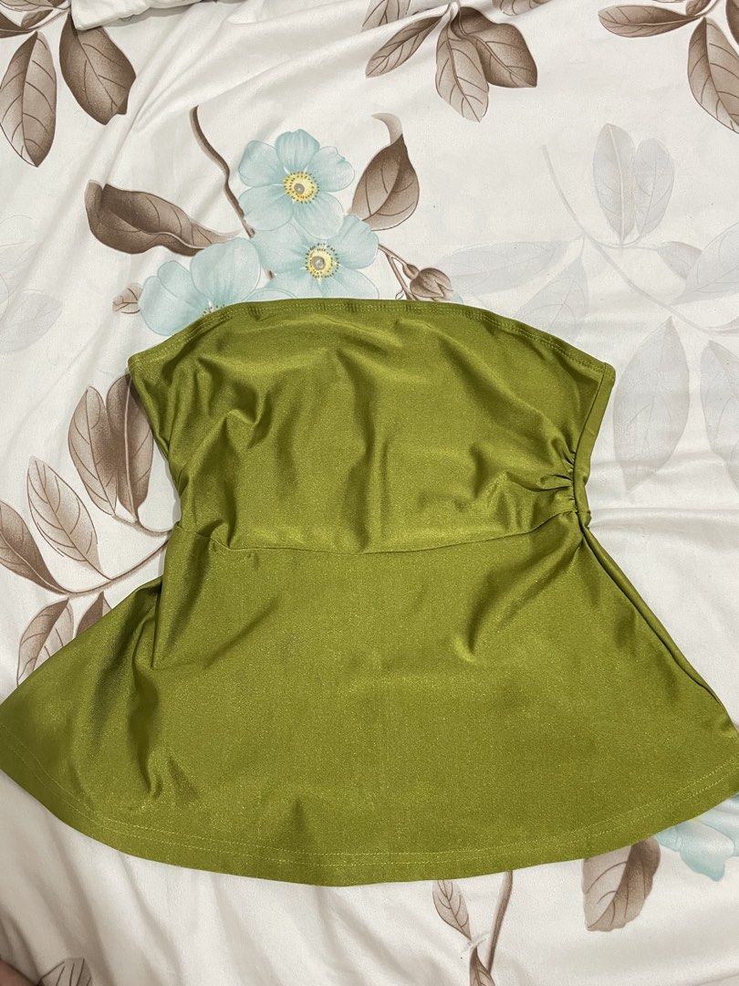 SHEIN Olive Green Tube Top (Category: Others Tops) located in Rodriguez. Submitted by mldt.core (Listing ID 1437201742, Image 1). Description: - SHEIN olive green tube top - Size: EU 36 / US 4 / S - Fitted design with a flared bottom - Features ruched detail on the side - Made of polyester and elastane - Suitable for casual and dressed-up looks.