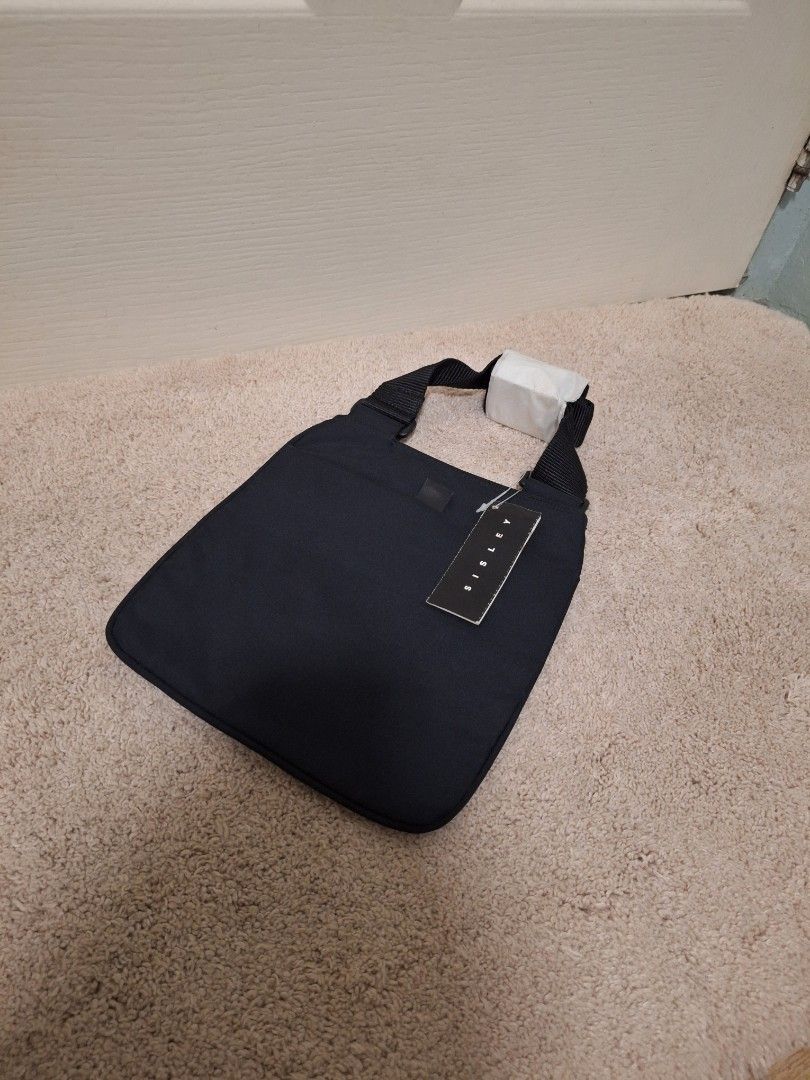 SISLEY CAMPIONARIO SLING BAG (Category: Cross-body Bags) located in San Pablo. Submitted by allyourbrandedneeds (Listing ID 1437096672, Image 2). Description: - Brand new Sisley shoulder bag - Classic black color - Zippered main compartment for secure storage - Adjustable strap for a comfortable fit - Includes original tag - Features an interior pocket - Made of a durable, possibly nylon-like material.