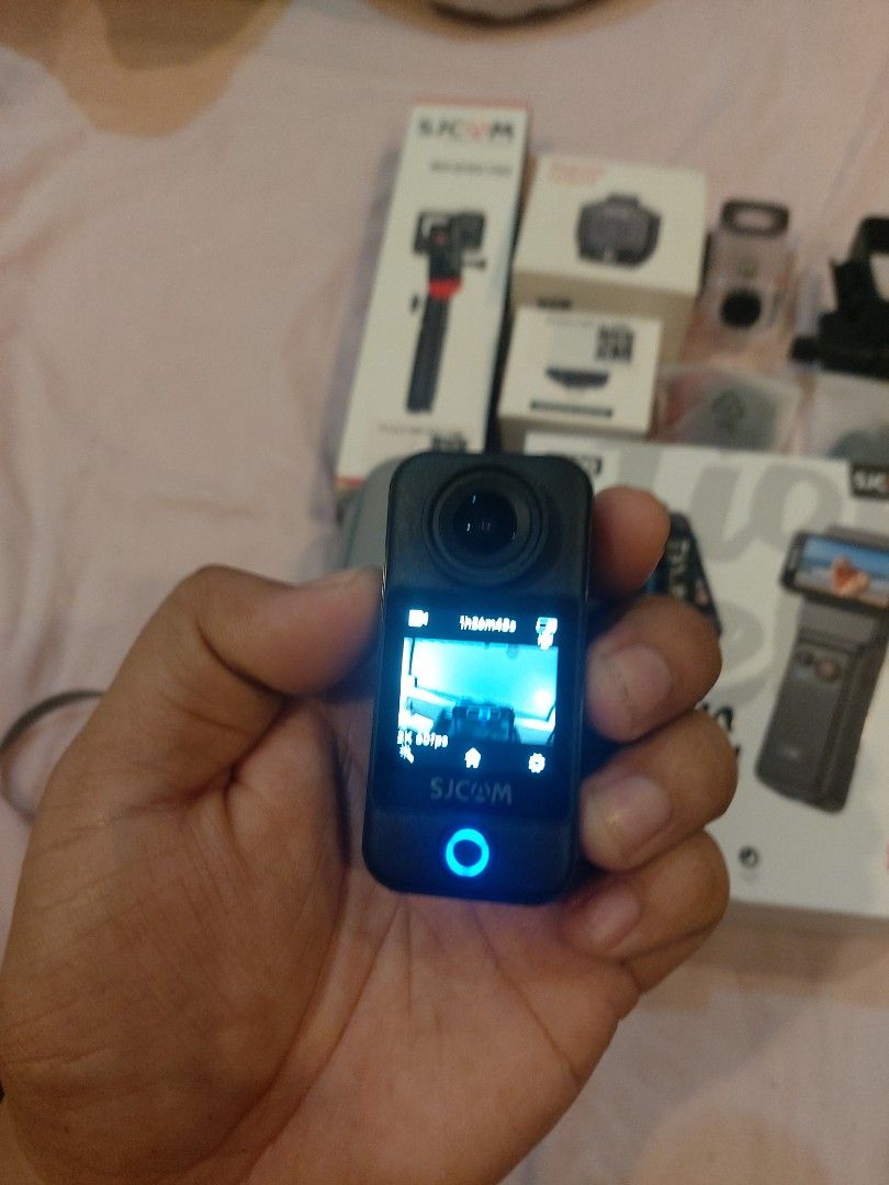 SJCAM C400 Action Camera (Category: Cameras) located in Manila. Submitted by kenriosy (Listing ID 1437160537, Image 2). Description: - SJCAM C400 action camera - Includes camera, case, selfie stick, and various mounts - Built-in screen - In good working condition - Black color - Complete with original box.