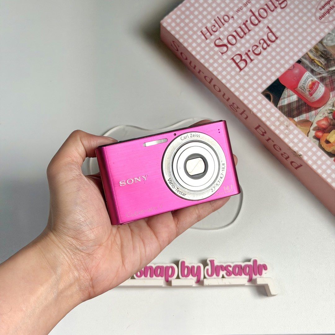 Sony Cybershot DSC-W320 Digital Camera (Category: Cameras) located in Manila. Submitted by decluttered_by.kisses (Listing ID 1437154874, Image 2). Description: Model: S0ny Cyb3rsh0t W320 ♡₊˚ - same camera of Lash Omadto price: [🔖₱7,299 + SF 📦] ╰┈➤ comment “mine” 🛒 IG: @blissful.snap FB Page: Blissful Snap Tiktok: @blissful.snap 🌸 𝗱𝗲𝘁𝗮𝗶𝗹𝘀: 📸 – Key Features • 14.1MP CCD Sensor • 4x Optical Zoom • 26mm Wide-Angle Lens • SteadyShot Image 