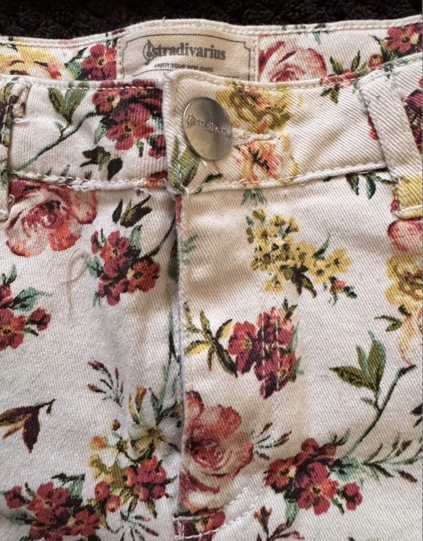 Stradivarius Floral Denim Shorts (Category: Shorts) located in Cavite. Submitted by yu_y3n (Listing ID 1437079752, Image 3). Description: - Stradivarius denim shorts - Features a vibrant floral print - Button closure - Classic five-pocket design - Perfect for a casual, stylish look.