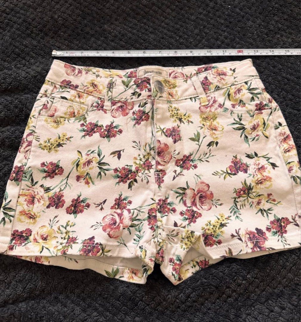 Stradivarius Floral Denim Shorts (Category: Shorts) located in Cavite. Submitted by yu_y3n (Listing ID 1437079752, Image 1). Description: - Stradivarius denim shorts - Features a vibrant floral print - Button closure - Classic five-pocket design - Perfect for a casual, stylish look.