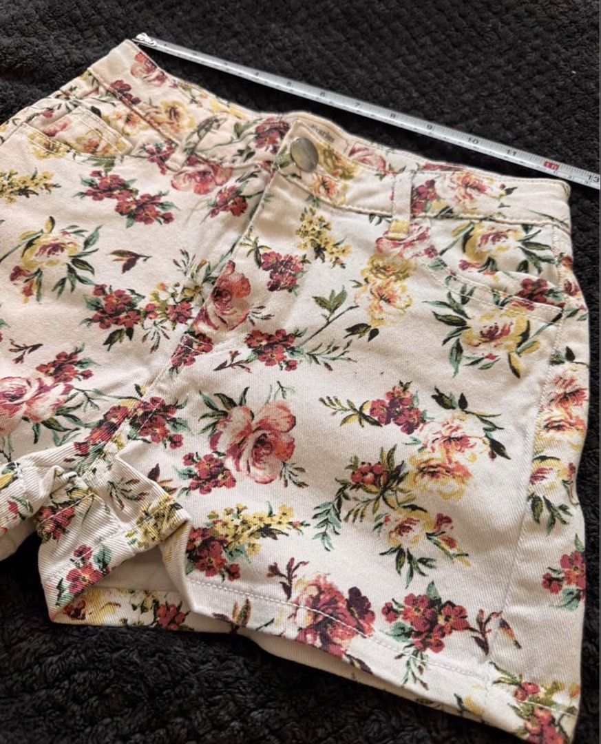 Stradivarius Floral Denim Shorts (Category: Shorts) located in Cavite. Submitted by yu_y3n (Listing ID 1437079752, Image 2). Description: - Stradivarius denim shorts - Features a vibrant floral print - Button closure - Classic five-pocket design - Perfect for a casual, stylish look.