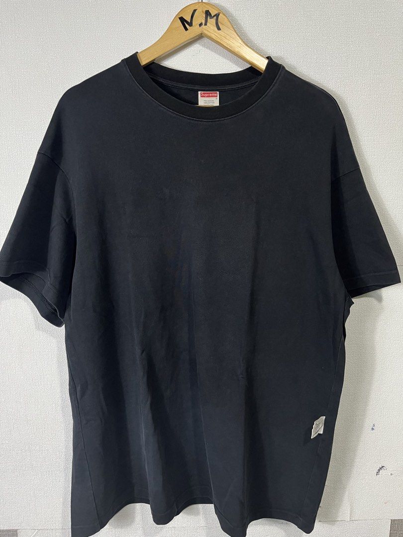 Supreme The Signature Tee Black Medium (Category: Tshirts & Polo Shirts ) located in Baguio. Submitted by cosmicgem_21b525 (Listing ID 1437169498, Image 2). Description: - Supreme black t-shirt - Features "The Signature" graphic on the back - Red rectangular design with white text - Size: XXL - Material: Pre-shrunk cotton - Style: Crew neck, short sleeves -24x30.