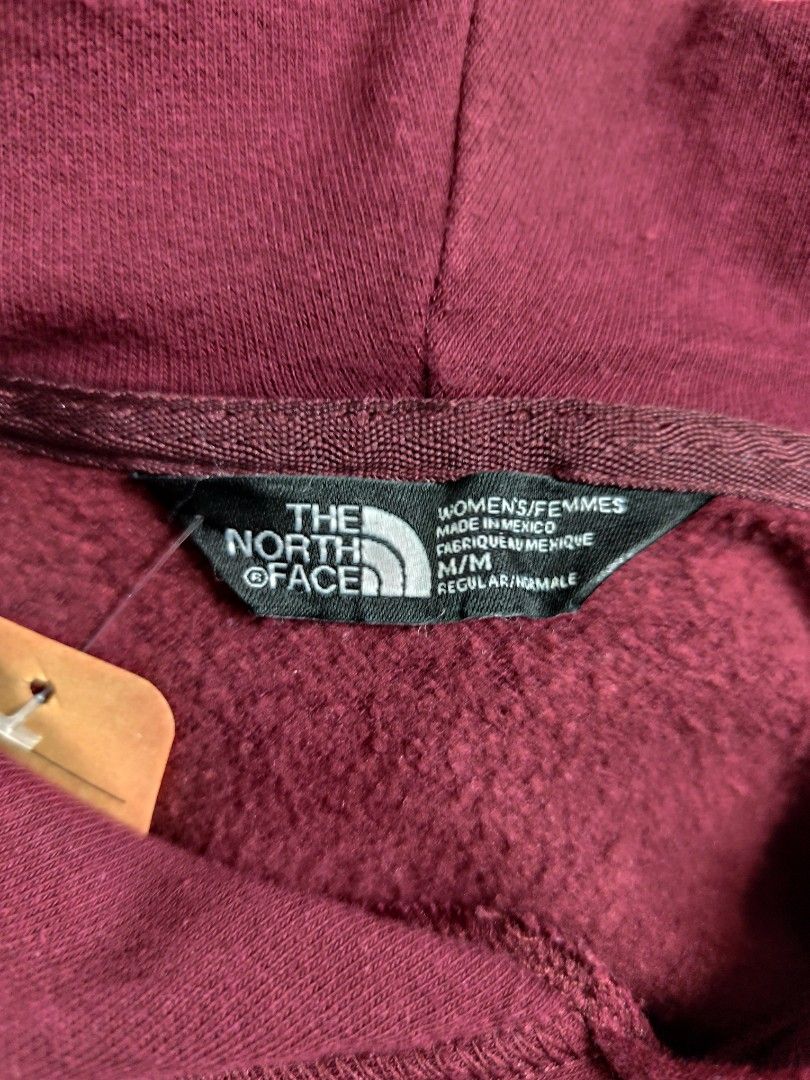 The North Face Women's Hoodie (Category: Coats, Jackets and Outerwear) located in Compostela. Submitted by fashiondeamar (Listing ID 1437131558, Image 3). Description: - Maroon The North Face hoodie - Women's size M/M - Made in Mexico - Features: - Front pocket - Hood with drawstrings - The North Face logo - Material: 70% cotton, 30% polyester.