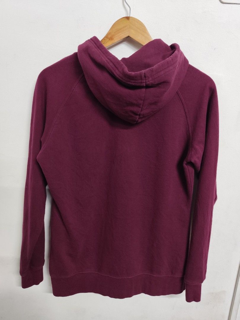 The North Face Women's Hoodie (Category: Coats, Jackets and Outerwear) located in Compostela. Submitted by fashiondeamar (Listing ID 1437131558, Image 2). Description: - Maroon The North Face hoodie - Women's size M/M - Made in Mexico - Features: - Front pocket - Hood with drawstrings - The North Face logo - Material: 70% cotton, 30% polyester.
