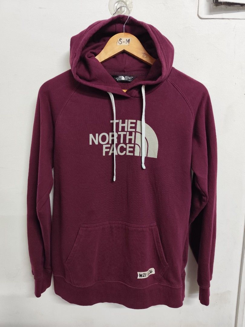 The North Face Women's Hoodie (Category: Coats, Jackets and Outerwear) located in Compostela. Submitted by fashiondeamar (Listing ID 1437131558, Image 1). Description: - Maroon The North Face hoodie - Women's size M/M - Made in Mexico - Features: - Front pocket - Hood with drawstrings - The North Face logo - Material: 70% cotton, 30% polyester.