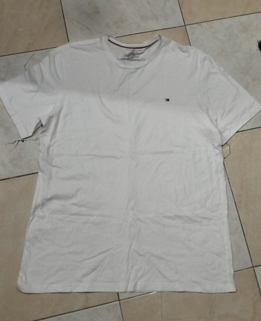 Tommy Hilfiger White T-Shirt (Category: Tshirts & Polo Shirts ) located in Quezon City. Submitted by borresashl49573 (Listing ID 1437017935, Image 1). Description: - Tommy Hilfiger white t-shirt 😍 Good as brand new! Once lang nasuot. Size: L-XL As in sobrang comfy suotin neto! super lambot ng tela! 😍 - Features a small logo on the chest - Classic crew neck design - Short sleeves - Made from soft, lightweight material - Simple and versatile for 