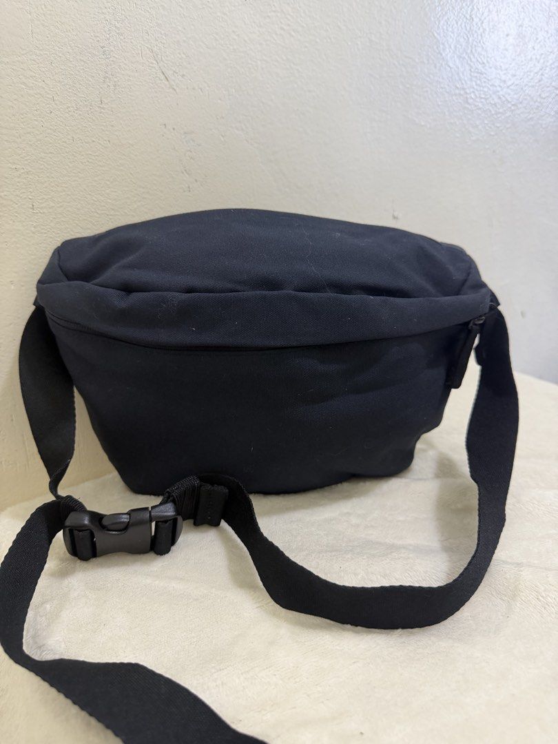 Uniqlo belt bag (Category: Belt bags, Clutches and Pouches) located in Cebu City. Submitted by cloverseven23 (Listing ID 1437165295, Image 1). Description: .