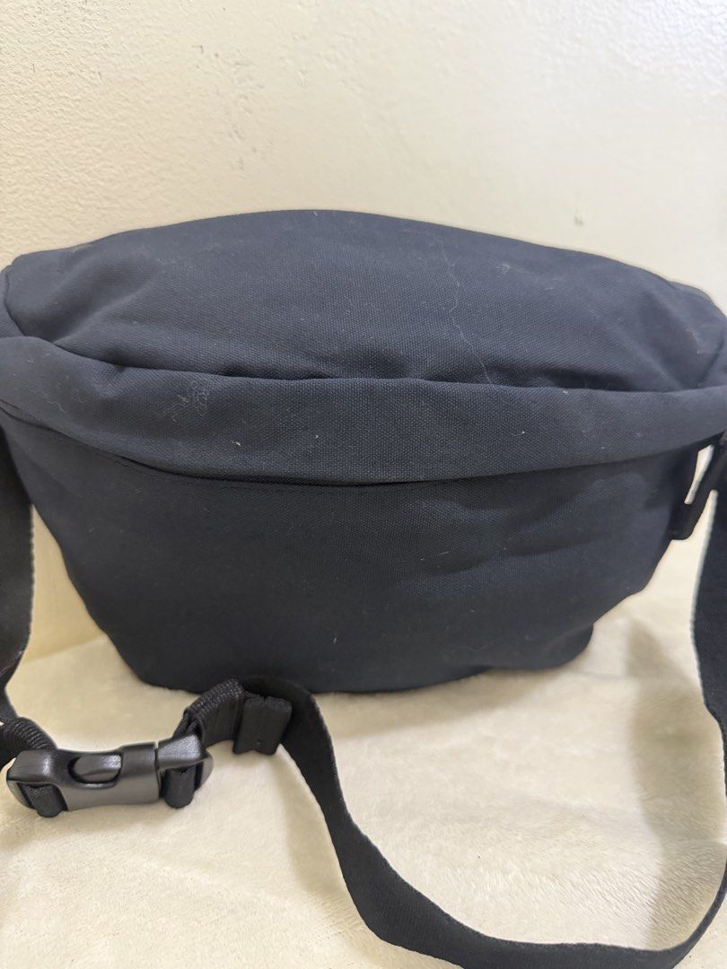 Uniqlo belt bag (Category: Belt bags, Clutches and Pouches) located in Cebu City. Submitted by cloverseven23 (Listing ID 1437165295, Image 2). Description: .