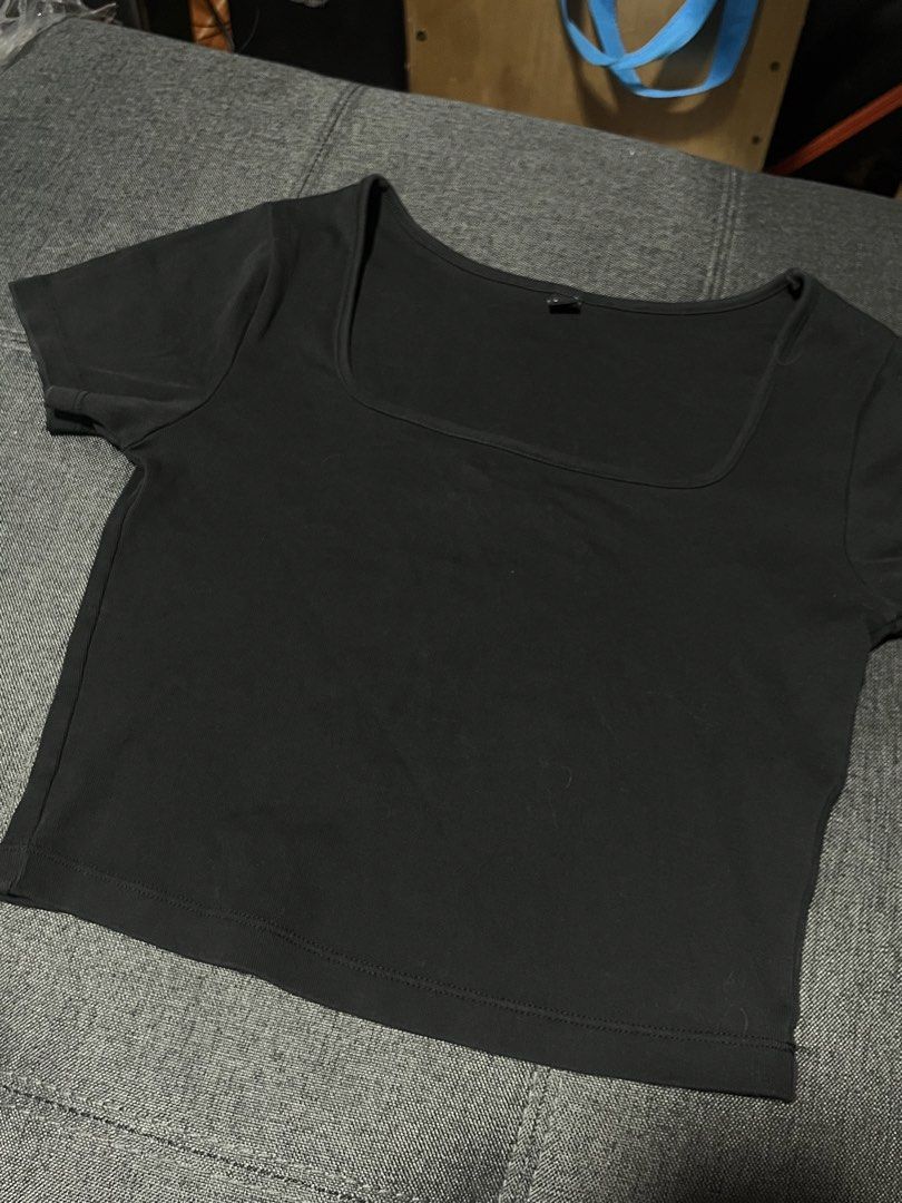 Uniqlo Black Square Neck Crop Top (Category: Sleeveless) located in Marikina City. Submitted by d.clutters (Listing ID 1437121900, Image 2). Description: - Black crop top - Square neckline - Short sleeves - Stretchy material - Cropped length - Pairs well with high-waisted bottoms - Dress up or down.